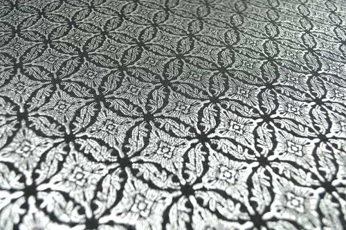 Silberfarbener Bekleidungsstoff mit Barock-Ornamenten Silberfarbener Bekleidungsstoff mit Barock-Ornamenten