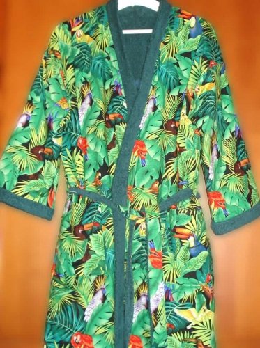 Bademantel mit Dschungel-Motiv und Innenseite aus Frottee-Fleece-Stoff Bademantel mit Dschungel-Motiv und Innenseite aus Frottee-Fleece-Stoff