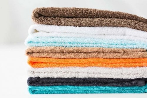 Stapel mit Handtüchern aus Frotte-Stoff Stapel mit Handtüchern aus Frotte-Stoff