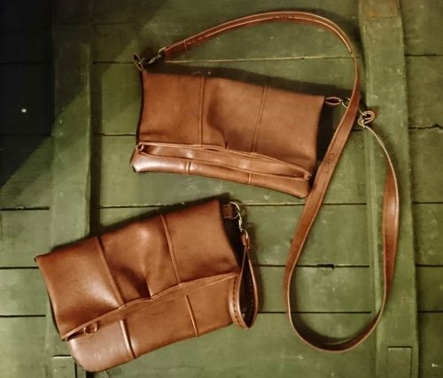 Zwei Handtaschen aus braunem Lederimitat Zwei Handtaschen aus braunem Lederimitat