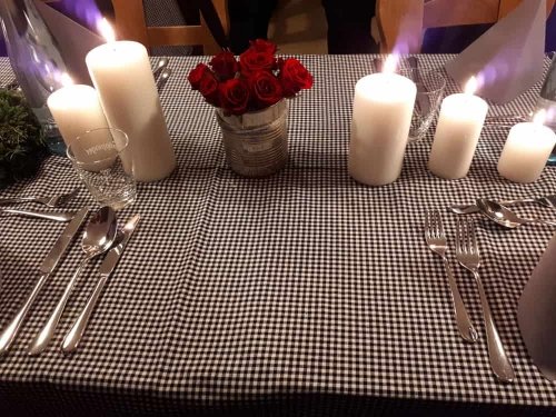 Festlich gedeckte Tischdecke mit Vichy-Karo-Muster Festlich gedeckte Tischdecke mit Vichy-Karo-Muster