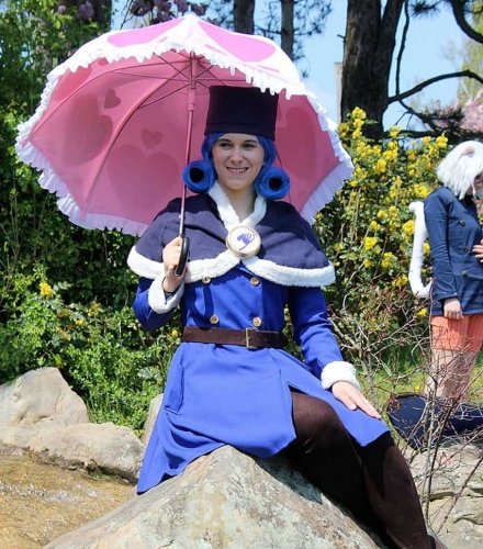 Frau mit Cosplay-Kostüm aus blauem Universal-Stoff Frau mit Cosplay-Kostüm aus blauem Universal-Stoff