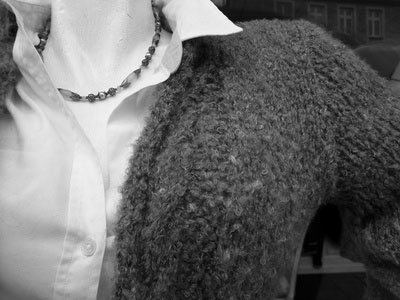 Graue Jacke aus grob gestricktem Woll-Stoff Graue Jacke aus grob gestricktem Woll-Stoff
