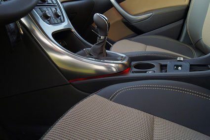Mit Leder ausgestatteter Innenraum eines Autos mit Auto-Sitz und Kupplung Mit Leder ausgestatteter Innenraum eines Autos mit Auto-Sitz und Kupplung