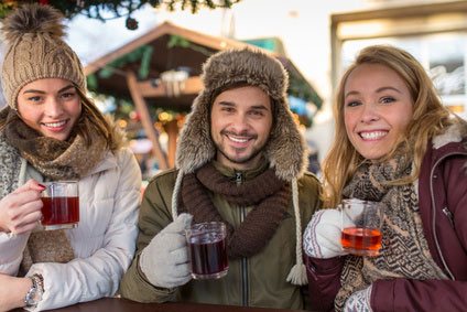 Personen in wärmenden Bekleidungsstoffen Personen in wärmenden Bekleidungsstoffen