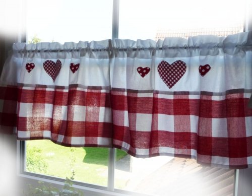 Karierte Halbgardine im Landhaus-Stil mit Herzen Karierte Halbgardine im Landhaus-Stil mit Herzen