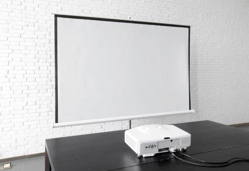 Mobile Beamer-Leinwand auf Rollständer