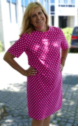 Frau mit pinkem Kleid aus gepunktetem Kleiderstoff Frau mit pinkem Kleid aus gepunktetem Kleiderstoff