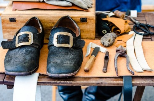 Historisches Beispiel für Lederverarbeitung anhand von Schuhen Historisches Beispiel für Lederverarbeitung anhand von Schuhen