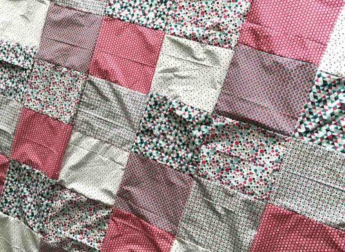 Quilt-Decke aus Patchwork-Stoffen mit bunten Mustern Quilt-Decke aus Patchwork-Stoffen mit bunten Mustern