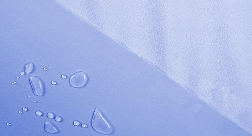 Vorderseite und Rückseite eines blauen Softshell-Stoffes mit Wassertropfen