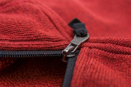 Reißverschluss an einem roten pullover aus Strick-Stoff Reißverschluss an einem roten pullover aus Strick-Stoff