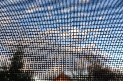 Fliegengitter als Insektenschutz vor einem Fenster Fliegengitter als Insektenschutz vor einem Fenster