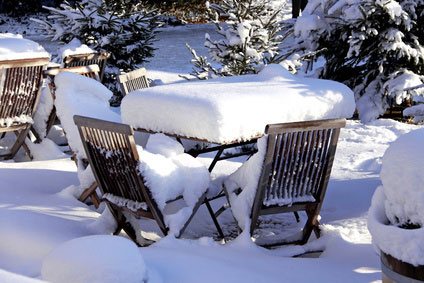 Sitzgruppe aus Holz unter dicker Schneedecke Sitzgruppe aus Holz unter dicker Schneedecke