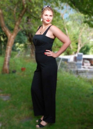 Model mit schwarzem Kleid aus Viskose-Stoff Model mit schwarzem Kleid aus Viskose-Stoff
