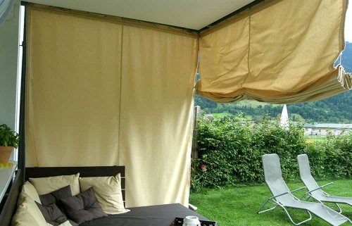 Wind- und Sichtschutz-Vorhang auf einer Terrasse Wind- und Sichtschutz-Vorhang auf einer Terrasse