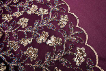 Mesh bestickt - Gold-Pailletten - Aubergine 
