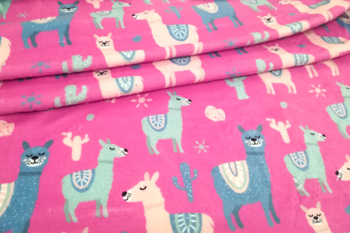 Erleben Sie mit diesem flauschigen Fleece-Stoff ein traumhaft warmes und weiches Alpaka-Abenteuer! 101520 Wellness Fleece Alpakas Pink Fleece Wellness-Fleece - Alpacas allover PinkFarbtafel mit Wellness-Fleece-Stoffen mit Alpaka-Mustern