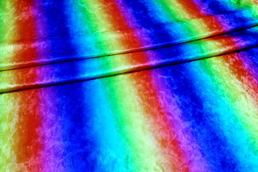 Hochwertiger Pannesamt mit Regenbogenfarben bedruckt 104304 Pannesamt Regenbogenstreifen Fasnacht Stoffe bunt Pannesamt - RegenbogenstreifenSenkrechte Streifen mit Farbverlauf in allen Farben des Regenbogens
