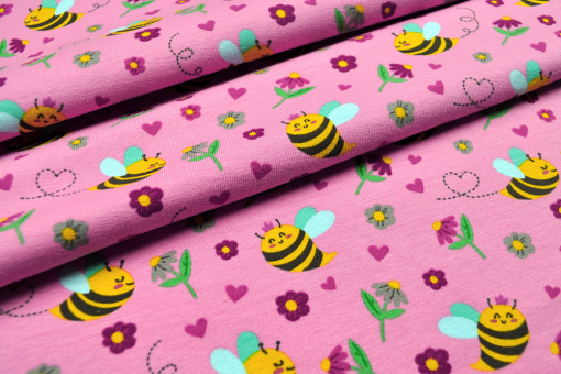 Fleißige Bienchen auf hochwertigem Jersey - ideal für allerlei Einsatzzwecke geeignet! Bk7054 Jersey Stoff Suee Bienchen S4 Sale Jersey - BienenköniginBienen, Blumen und Herzen auf rosafarbenem Jersey