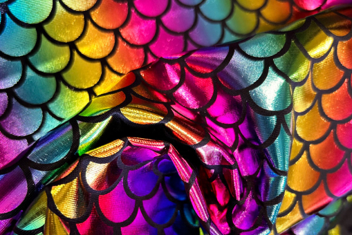 Stretchiger Folienjersey mit buntem Motiv - ein Eye-Catcher für Kostüme, Tanzsport und vieles mehr! Bk7486 Tanzkleiderstoff Schuppen Bunt Effektstoffe Tanzkleiderstoff - Rainbow MermaidStoff mit bunten Schuppen