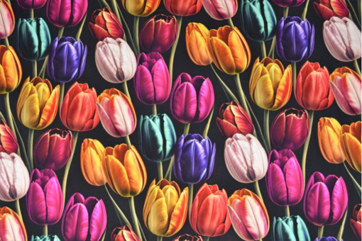 Geschmeidiger Viskosestoff mit eindrucksvollem Tulpen-Motiv in 3D-Optik Bk7721 Viskose 3d Black Tulips Viskose Viskosestoff 3D - Bunte TulpenBuntes Tulpenmotiv in 3D-Optik auf schwarzem Viskosestoff