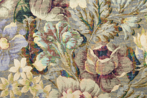 Zart fallender Viskosestoff mit üppigem Blumenmuster in gedeckten Farben – perfekt für fließende Kleider, Blusen oder elegante Deko. Bk7859 Viskosestoff Vintagegrace S4y Blusenstoffe Viskosestoff - Vintage GraceViskosestoff mit vintage blumen