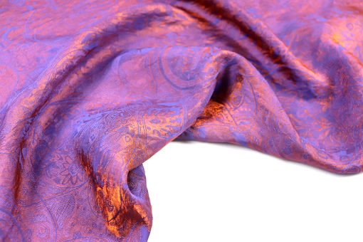 Eleganter Jacquard mit kunstvollem Paisley- und Ornamentdessin in schimmernden Amethyst- und Kupfertönen. Bk7978 Seidenmix Juni Jacquard Seiden-Mix - Amethyst-OrnamentJacquard Seiden Mix mit Ornamenten