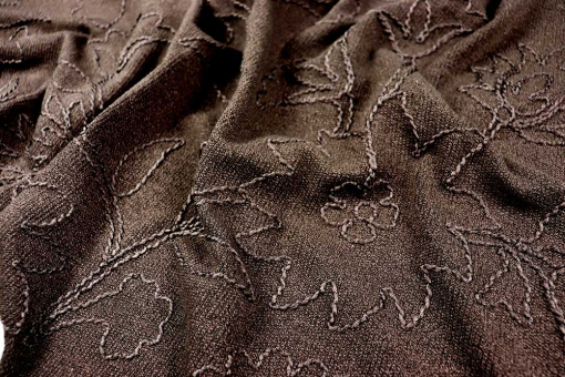 Kuscheliger Strickstoff mit floraler Stickerei - stilvoll und verspielt zugleich! Bk7985 Strickstoff Bestickt Braun 1 Strickstoffe Strickstoff Blumenstick - SchokoBestickter Strickstoff