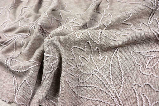 Kuscheliger Strickstoff mit floraler Stickerei - stilvoll und verspielt zugleich! Bk7985 Strickstoff Bestickt Sand 1 Strickstoffe Strickstoff Blumenstick - SandBestickter Strickstoff