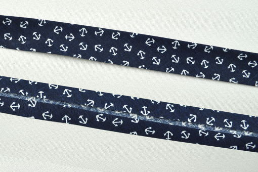 Maritimes Schrägband mit Anker-Motiv, vorgefalzt auf 2 cm Bm1073 Schraegband Anker Dunkelblau Borten/Bänder Schrägband Anker - 2/4 cm breit - MeterwareSchönes Schrägband in Navy mit weißen Ankern