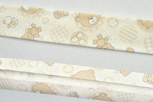 Niedliches Schrägband mit Teddy-Motiven in dezenter Farbgebung, vorgefalzt auf 2 cm Bm1074 Schraegband Teddy Einfassband Schrägband Teddybär - 2,5/5 cm breit - Meterware - BeigeSüßes Schrägband mit Teddybär-Motiv in dezenten Beige-Tönen