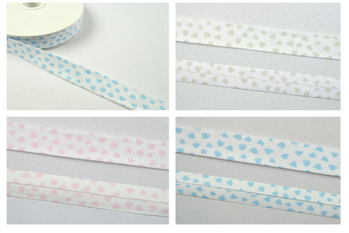 Kleine Herzen in Pastell-Farben zieren dieses weiße Schrägband, vorgefalzt auf 2 cm Bm1082 Farbtafel Ohne Borten/Bänder Schrägband Pastell-Herzen - 2/4 cm breit - MeterwareFarbtafel für weißes Schrägband mit pastellfarbigen Herzen