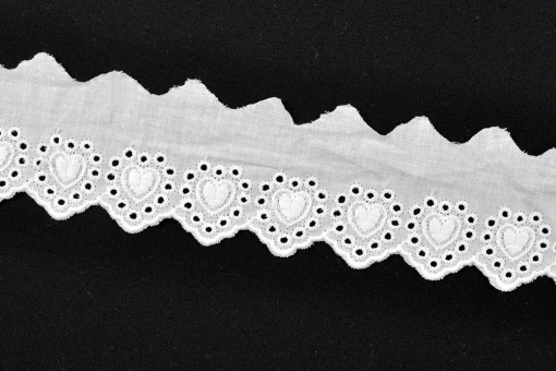 Zauberhafte Wäschespitze in Weiß mit Herz-Stickereien Bm1098 Stickerei Band Herzen Weiss Bänder aus Spitze Wäschespitze Herzchen - 5 cm breit - MeterwareWäschespitze in 5 cm Breite mit gestickter Herz-Bordüre