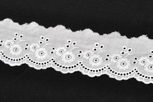 Zauberhafte Wäschespitze in Weiß mit Blumen-Stickereien Bm1099 Stickerei Band Blumen Weiss Dirndlstoffe Wäschespitze Blümchen - 4,5 cm breit - MeterwareWäschespitze mit Bogenkante und floralen Lochstickereien