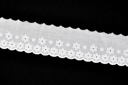 Wunderschöne Wäschespitze in Weiß mit Blümchen-Stickereien Bm1100 Stickerei Band Blueten Weiss Dirndlstoffe Wäschespitze Blütentraum - 4,7 cm breit - MeterwareKleine Blümchen-Stickereien auf weißer Wäschespitze in 4,7 cm Breite