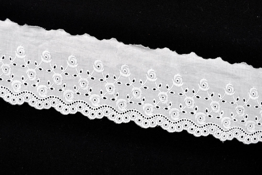 Edle Wäschespitze mit aufwändiger Rosen-Lochstickerei und Bogenkante Bm1106 Stickerei Band Bluemchen Dirndlstoffe Wäschespitze Rosalie - 7,5 cm breit - MeterwareBreite Wäschespitze in Weiß mit Rosen-Lochstickerei und Bogenkante