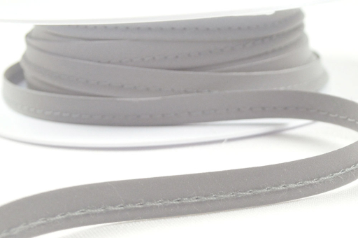 Reflektierendes Paspelband mit einem Durchmesser von ca. 3 mm + Nahtzugabe Bm1109 Paspelband Reflektierend Grau Einfassband Reflektierendes Paspelband - Ø 3 mm - MeterwareReflektierendes Paspelband auf der Rolle