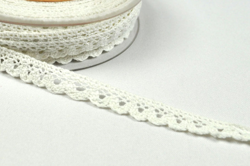 Hübsche, vielseitig einsetzbare Spitzenborte   Bm1115 Haeckelspitze No1 2(1) Spitzen-Bänder Häkelspitze - Lotta - Creme - MeterwareCremefarbige Häkelspitze
