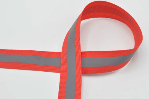 Rotes Ripsband mit mittigem Reflektorstreifen - 25 mm breit 
 Bm1181 Reflekrions Band Rot Borten/Bänder Reflexionsband - 25 mm - RotReflexionsband in Rot mit mittigem Reflektorstreifen