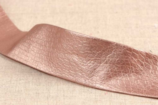 Tolles Schrägband mit schöner Prägung und metallischem Glanz in zartem Rosé Bm1189209 Schraegband Kl Metallic Rose Einfassband Kunstleder-Schrägband - Metallic - RoséRosafarbiges Kunstleder-Schrägband