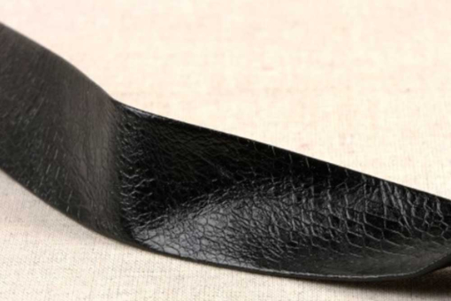 Tolles Schrägband mit schöner Prägung und metallischem Glanz in klassischem Schwarz Bm1189999 Schraegband Kl Metallic Schwarz Einfassband Kunstleder-Schrägband - Metallic - SchwarzKunstleder-Schrägband in Schwarz