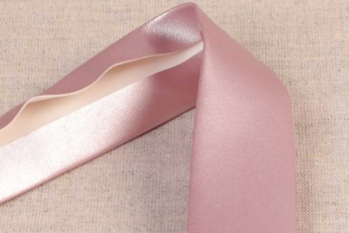 Dekoratives Schrägband mit schöner Prägung und metallischem Glanz in zartem Rosa Bm1190209 Schraegband Kl Rosa Einfassband Kunstleder-Schrägband - Shiny RoséKunstleder-Einfassband in Rosa