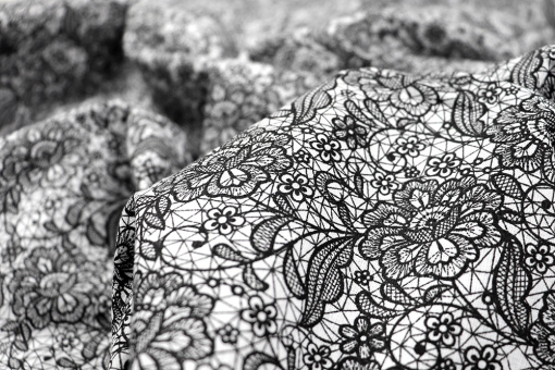 Das besondere Muster für Ihr Schlafzimmer! Ein abstraktes, romantisches und detailreiches Design auf super feiner Perkal-Qualität Co6641 Baumwollstoff Schwarze Blumen Bettwäsche-Stoffe Bettwäsche-Stoff - Black Romance - 295 cmBaumwollstoff mit Blumen-Motiv