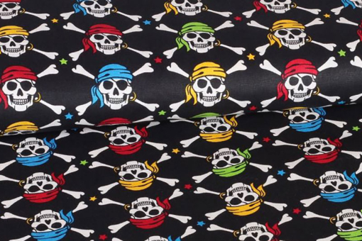 Alle Freibeuter und Seeräuber angeheuert! Dieser schöne Baumwollstoff ist perfekt für alle kleinen und großen Piratenfans Co6715 Baumwollstoff Pirat Fasnacht Stoffe bunt Baumwollstoff - Piraten Ahoi