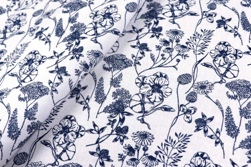 Feine Baumwolle mit floralem Print für Röcke, Blusen, Dirndl, Heimtextilien und mehr Co6786 Baumwollstoff Blumen S4 Baumwolle Blumen Baumwoll-Trachtenstoff - Wiesenblumen - NachtblauWeißer Baumwollstoff mit dunkelblauen Blumen