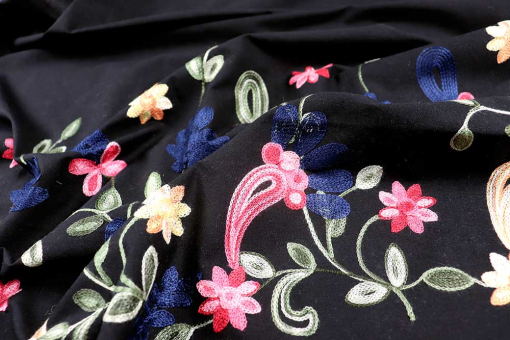 Edle Trachten-Bordüre aus 100 % Baumwolle - die florale Stickerei ist ein echter Hingucker! Co6867 Baumwollstoff Bestricht Trachten Bordre Schwarz Blumen Baumwollstoff bestickt - Trachten-Bordüre - SchwarzPoplin Baumwolle bestricht bordre