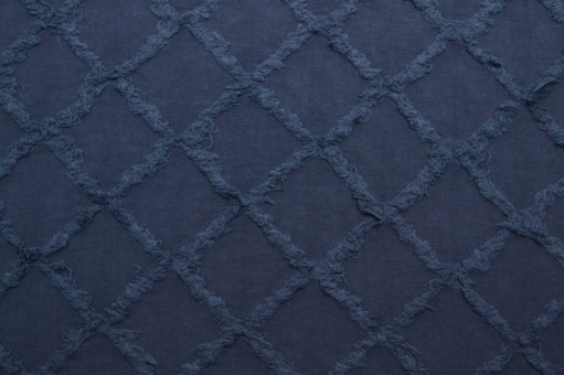 Strukturierter Jacquardstoff mit ausdrucksstarkem Rautenmuster – ideal für Bekleidung und dekorative Anwendungen Co6910585 Rautenstickerei 01 Dirndlstoffe Baumwollstoff - Rautenstickerei - BlauBaumwollstoff Rautenstick