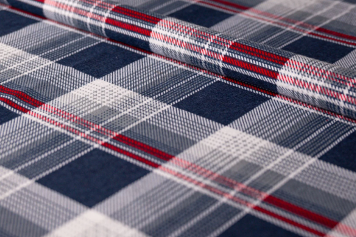 Weicher Baumwoll-Flanell mit klassischem Karo – perfekt für Hemden, Pyjamas, Decken & Deko.
 Co6936 02 Karo Baumwollflanell - Nachtblau & RotBaumwollflanell Nachtblau mit roten Linien