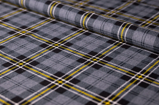Weicher Baumwoll-Flanell mit klassischem Karo – perfekt für Hemden, Pyjamas, Decken & Deko.
 Co6936 04 Karo / Schottenkaro Baumwollflanell - Grau & GelbBaumwollflanell Grau mit gelben Linien